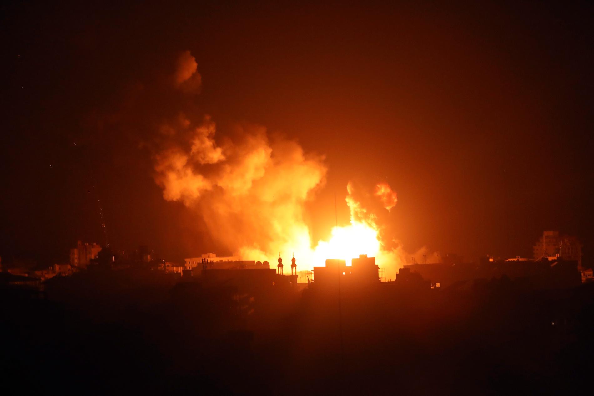 En byggnad i Gaza City brinner efter ett israeliskt flyganfall den 5 november.