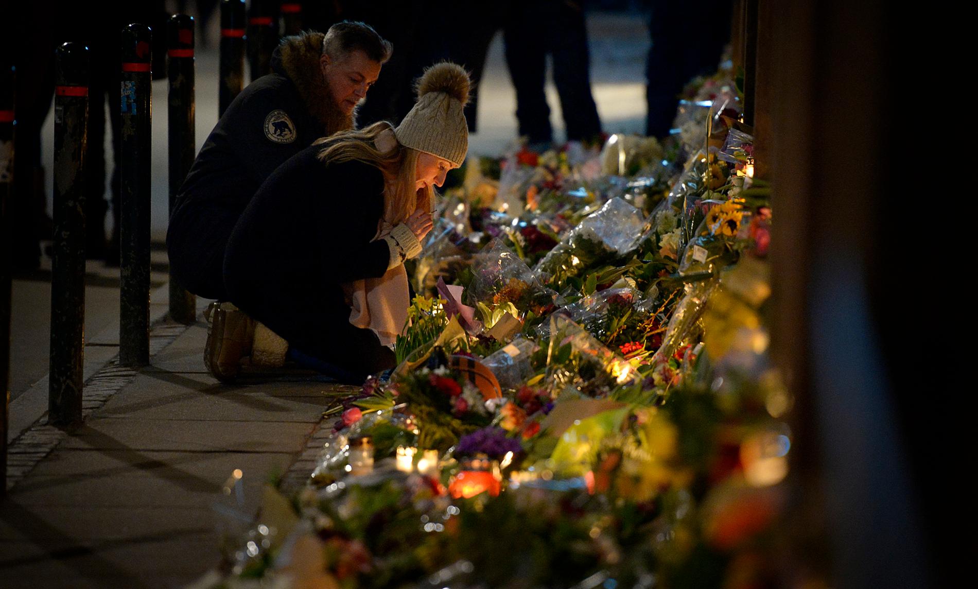 Människor samlades utanför synagogan i Köpenhamn där en människa sköts till döds.