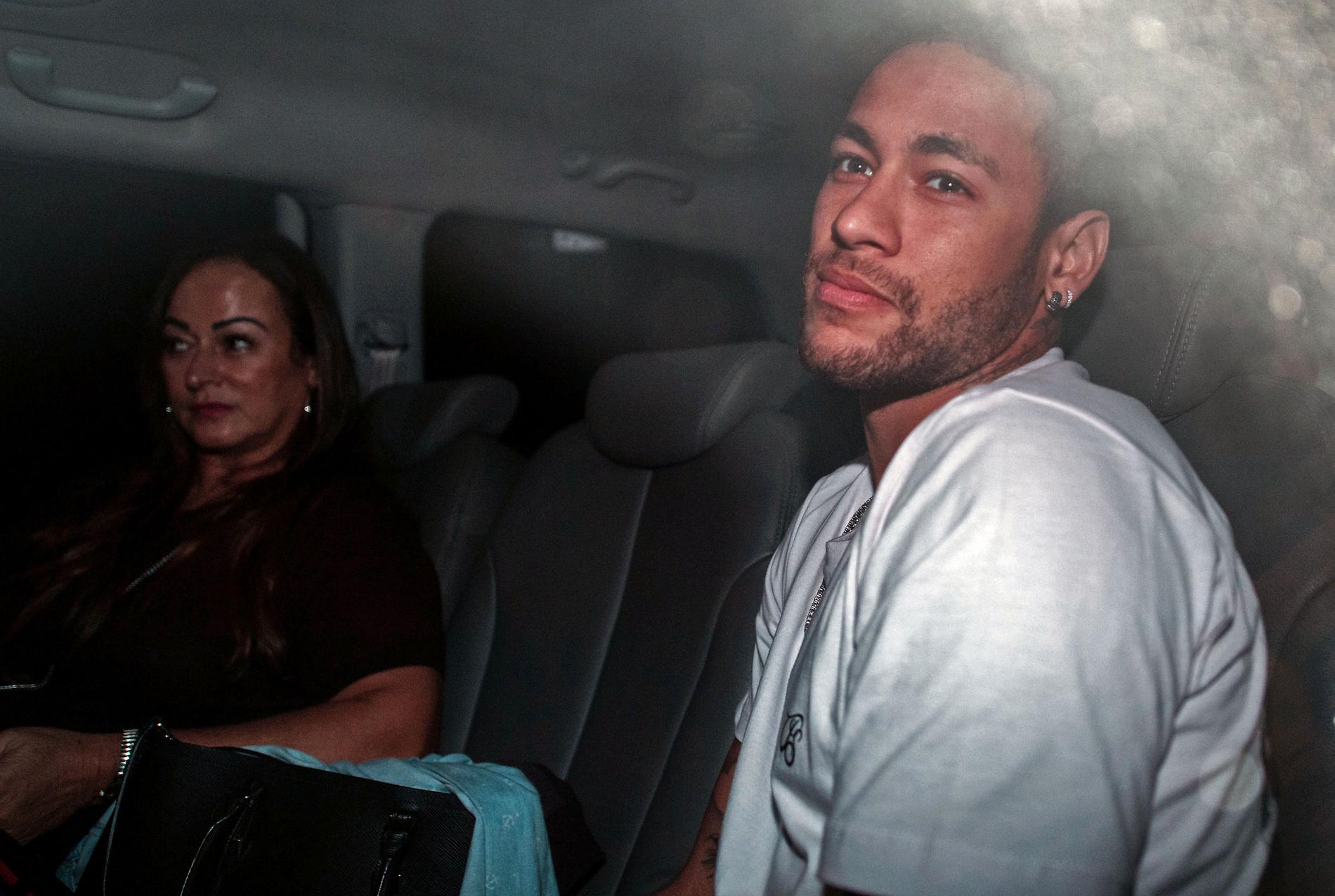 Neymar med sin mamma i bilen i Brasilien där superstjärnan opererat foten.