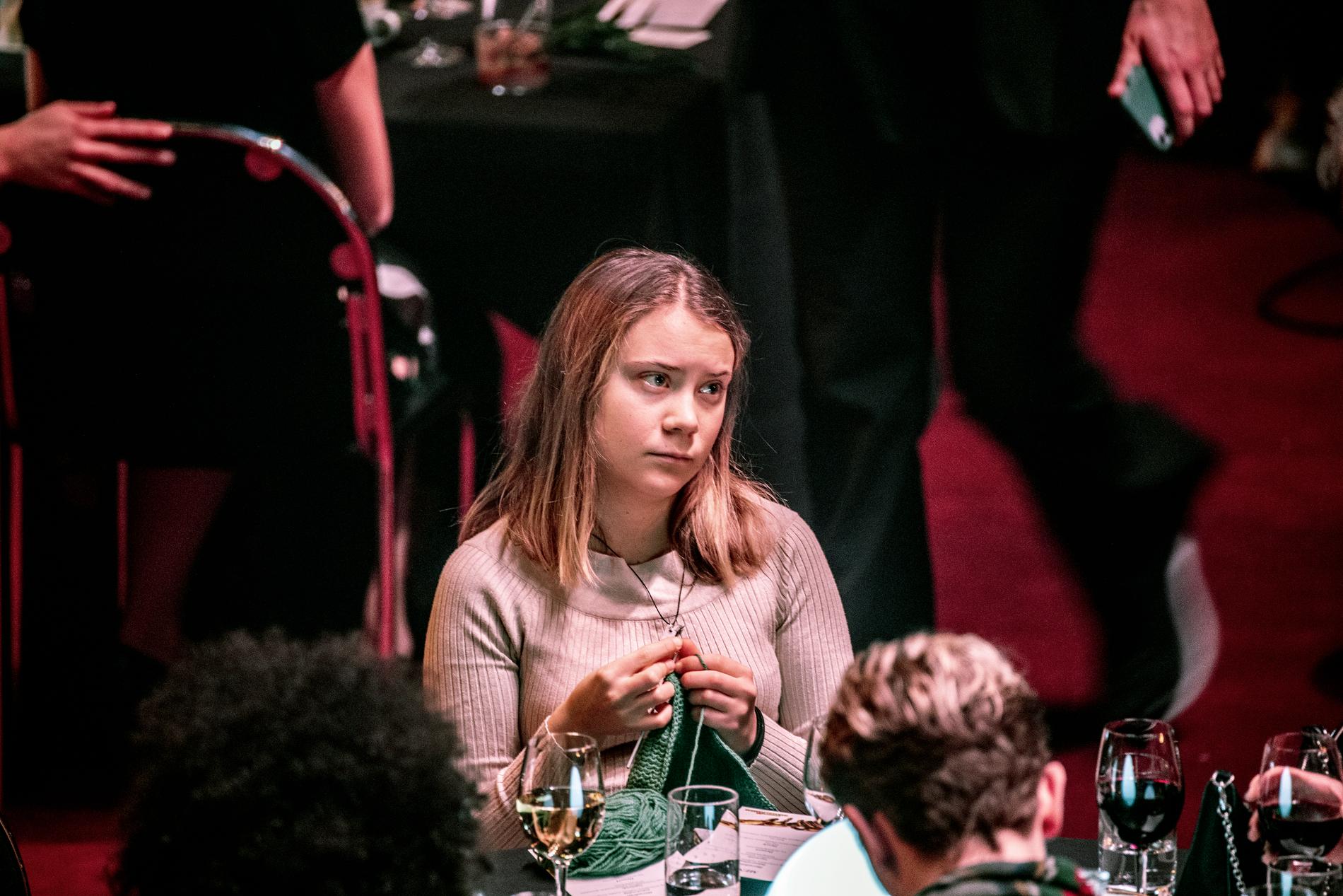 Greta Thunberg satt i publiken under galan. Hon passade på att sticka när det fanns tid över. 