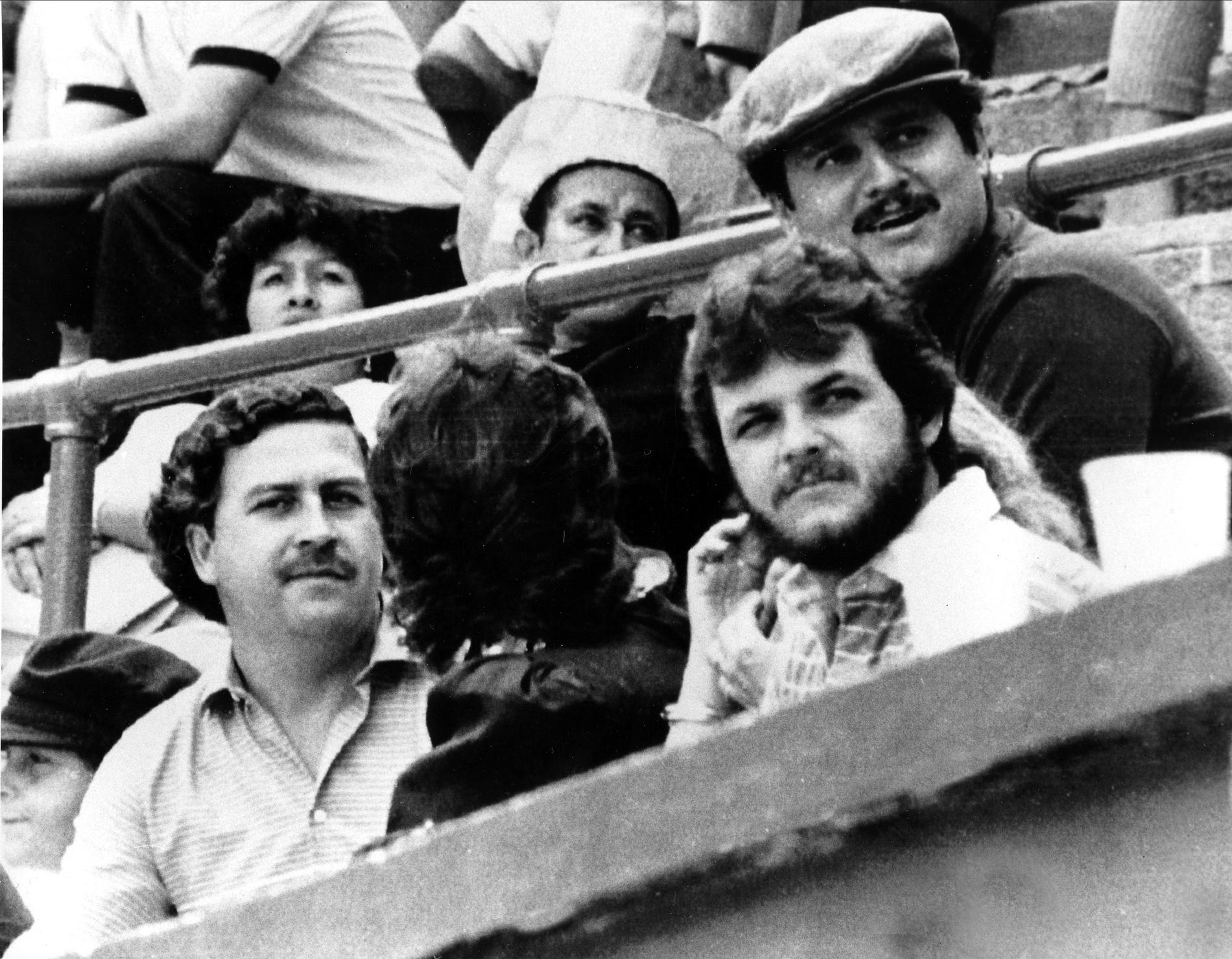 Pablo Escobar, till vänster.