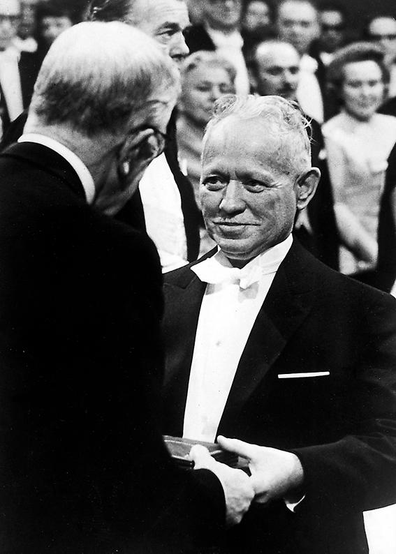 Michail Sjolochov mottar Nobelpriset i litteratur ur Gustaf VI Adolfs hand 1965.