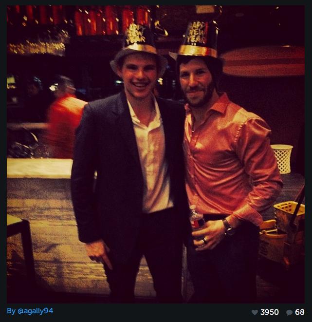 NHL-spelarna Alex Galtjenjuk och Brandon Prust på nyårsfest. Båda spelarna representerar Montreal Canadiens.