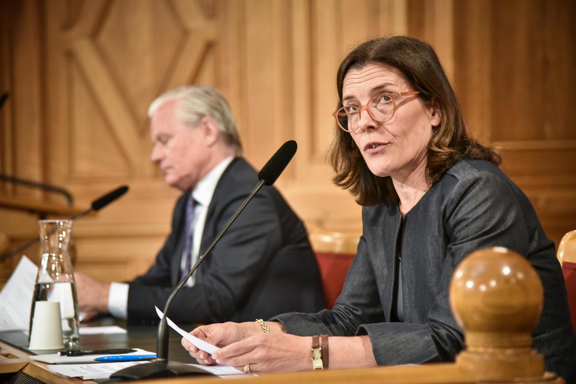 Konstitutionsutskottet (KU) anser att det förekommit flera brister i regeringens hantering av coronapandemin. Här utskottets ordförande Karin Enström (M) och vice ordförande Hans Ekström (S).