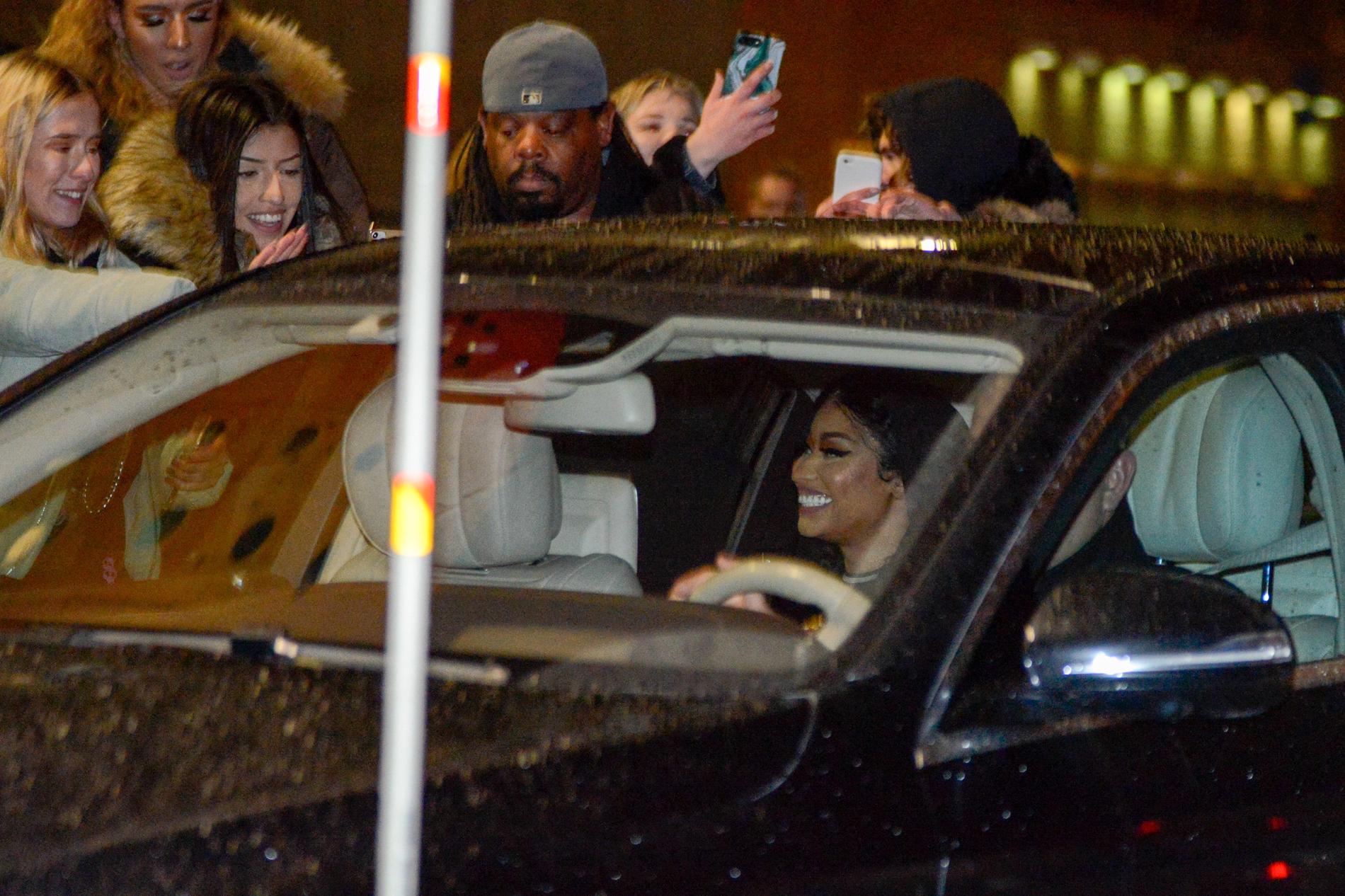 Nicki Minaj log mot fansen innan hon åkte iväg från arenan. 