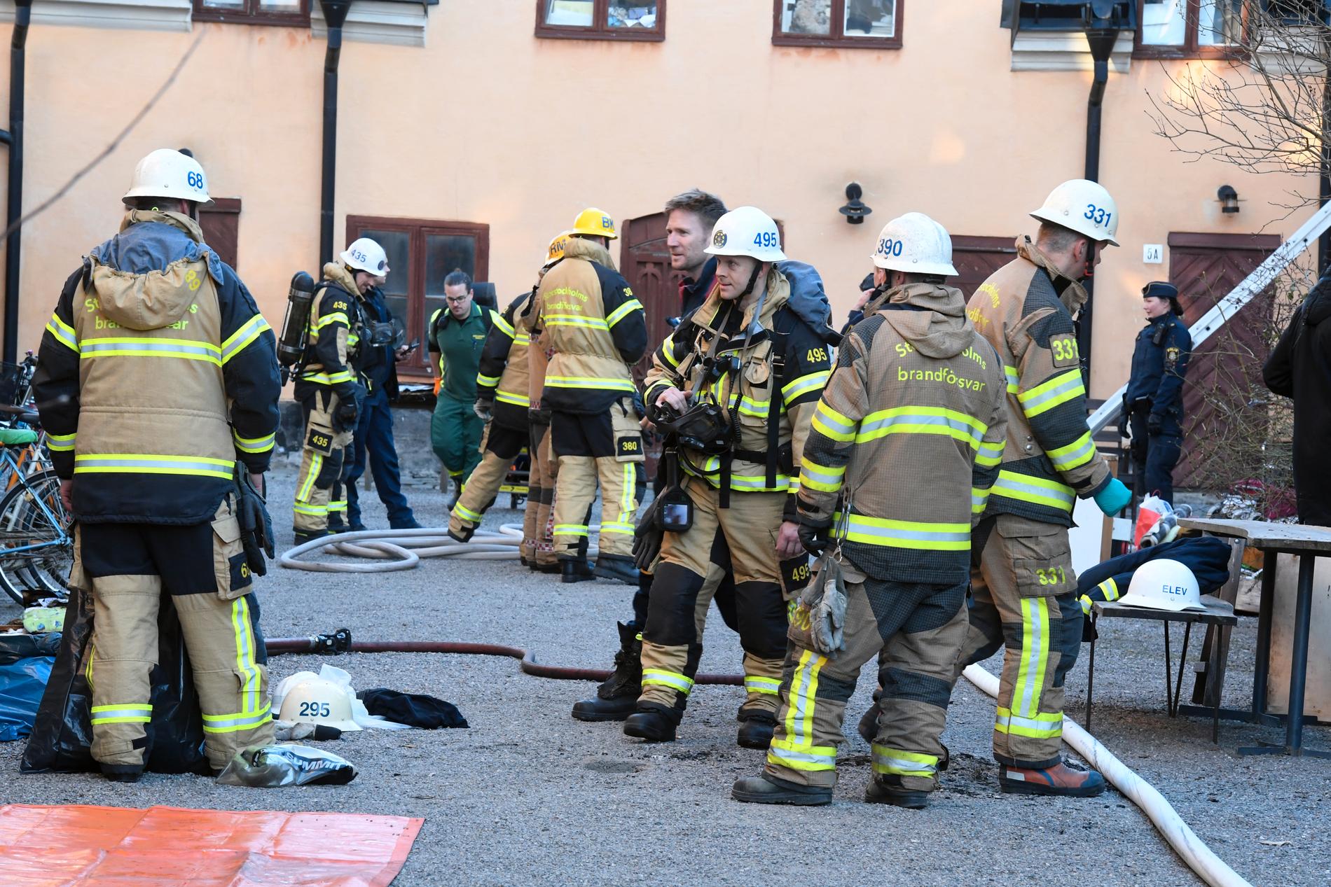En person har räddats ur en lägenhet efter en brand på Södermalm i Stockholm.