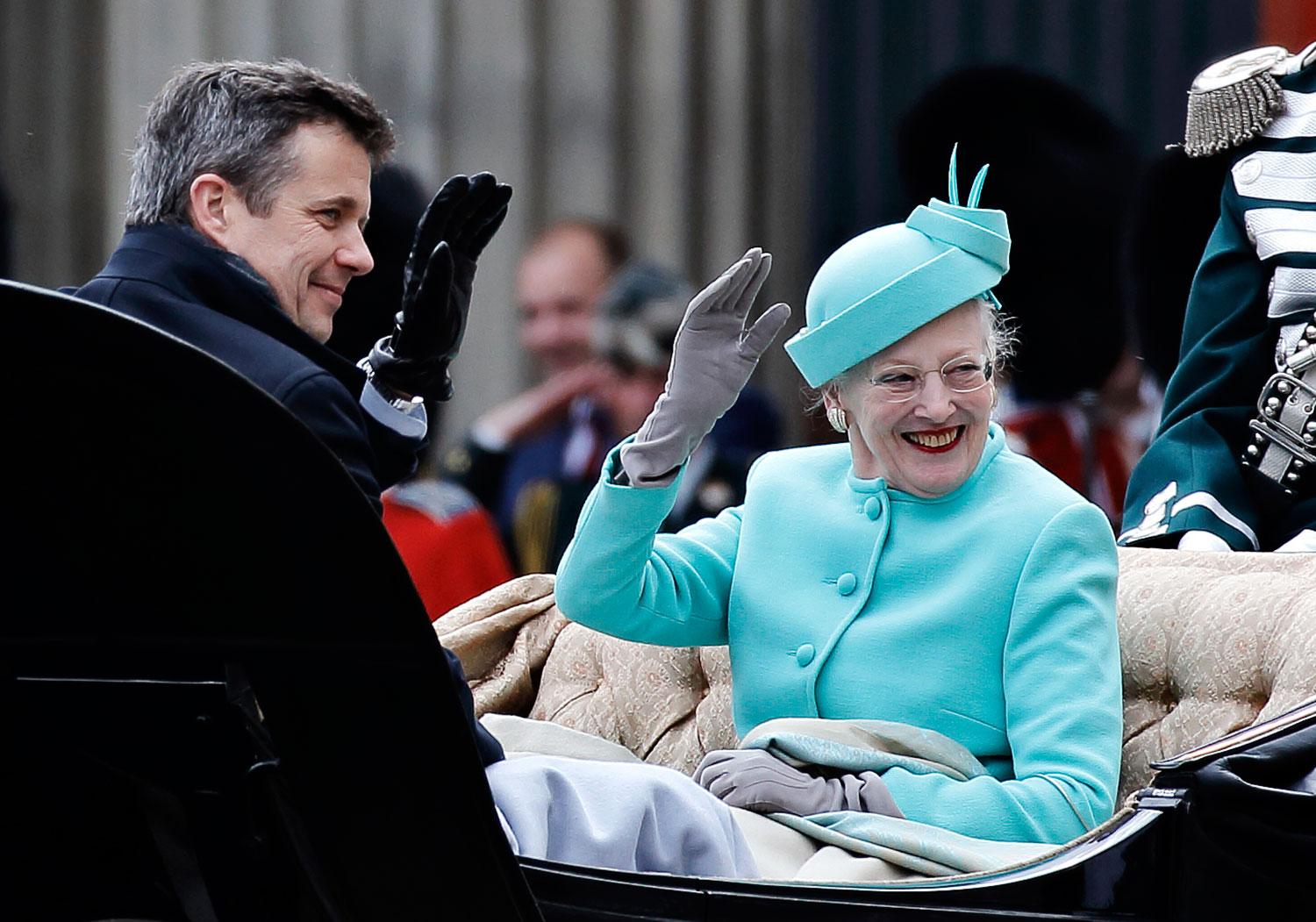 Det spekuleras om att drottningen kommer att meddela lämna över tronen till sin äldste son, kronprins Frederik.