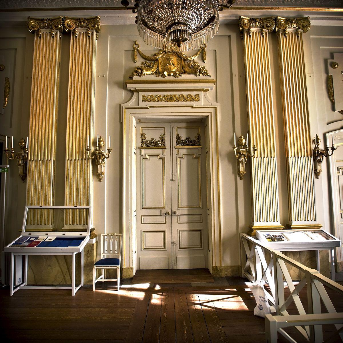 Dörrarna till Svenska akademien. Dörren som öppnas av ständige sekreteraren för att offentliggöra nobelpriset i litteratur.