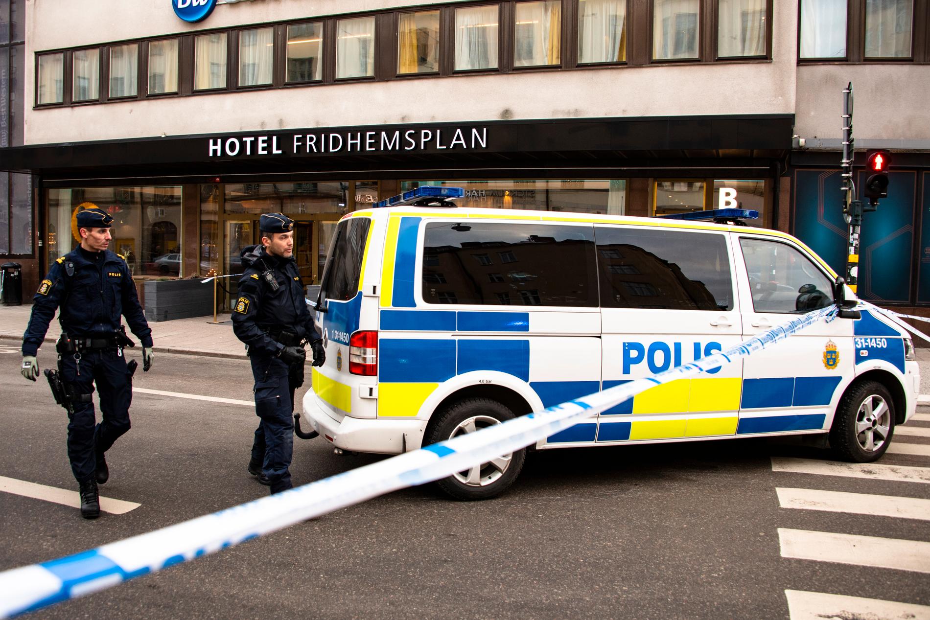 Polis på plats efter skjutningen på Kungsholmen. 