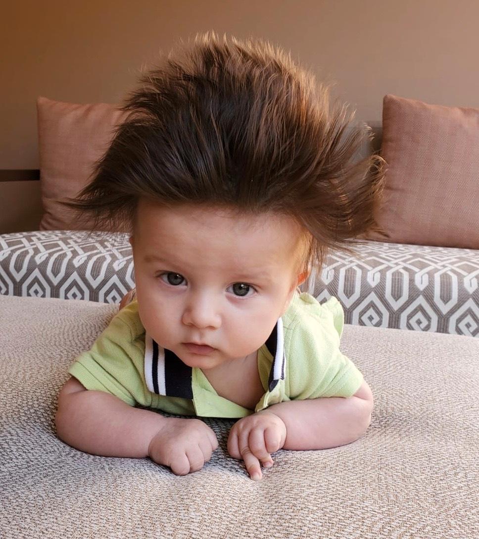 Mamman Annie Alemi som bor i Kanada har skickat bild på sin son Filip som är fem månader och som har en massa hår: ”Jag blir stoppad cirka fem gånger dagligen om att folk tycket det är helt galet gulligt”.