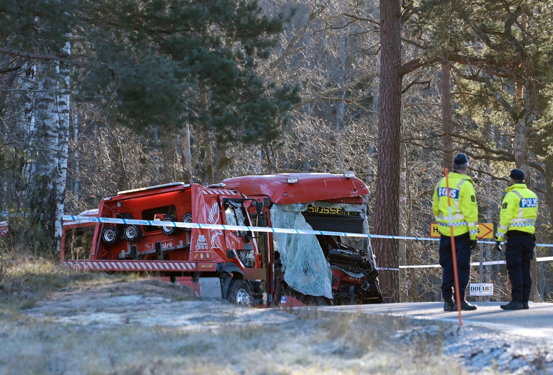 En SL-buss har frontalkrockat med en bärgningsbil på Värmdö.