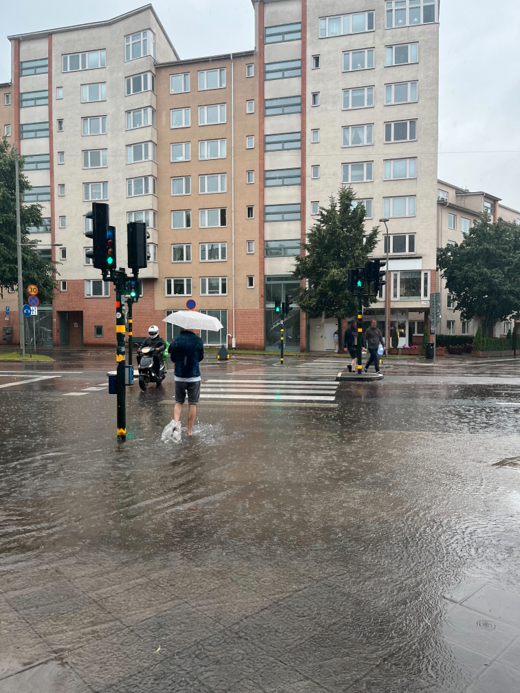 På eftermiddagen drog ovädret in över Stockholm och redan någon timme senare rapporterar flera läsare om översvämningar. Bilden är från Södermalm.