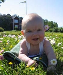 Wilma, 6 månader, i gröngräset.