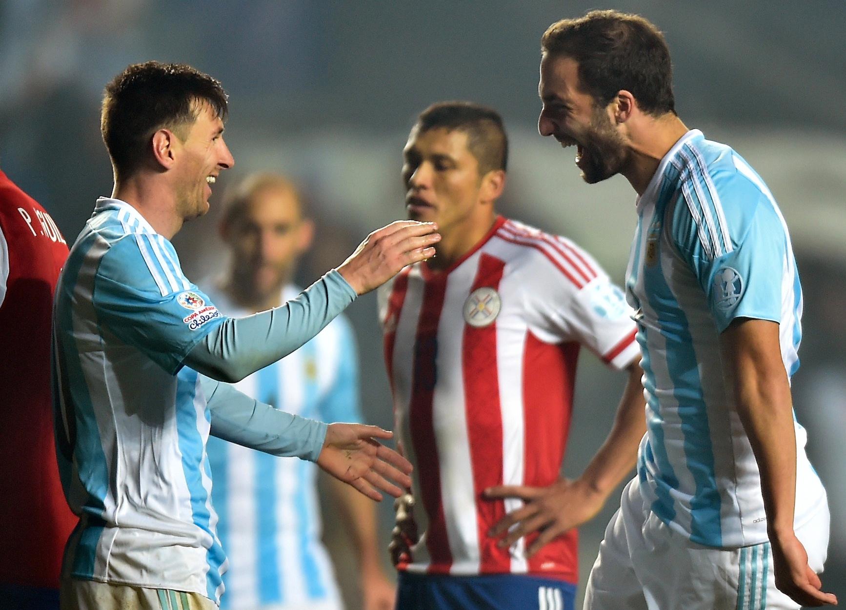 Messi och Higuain jublar.