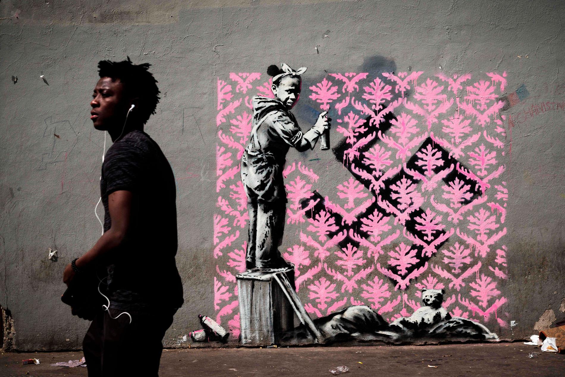 Sex politiska muralmålningar av Banksy har dykt upp i Paris.