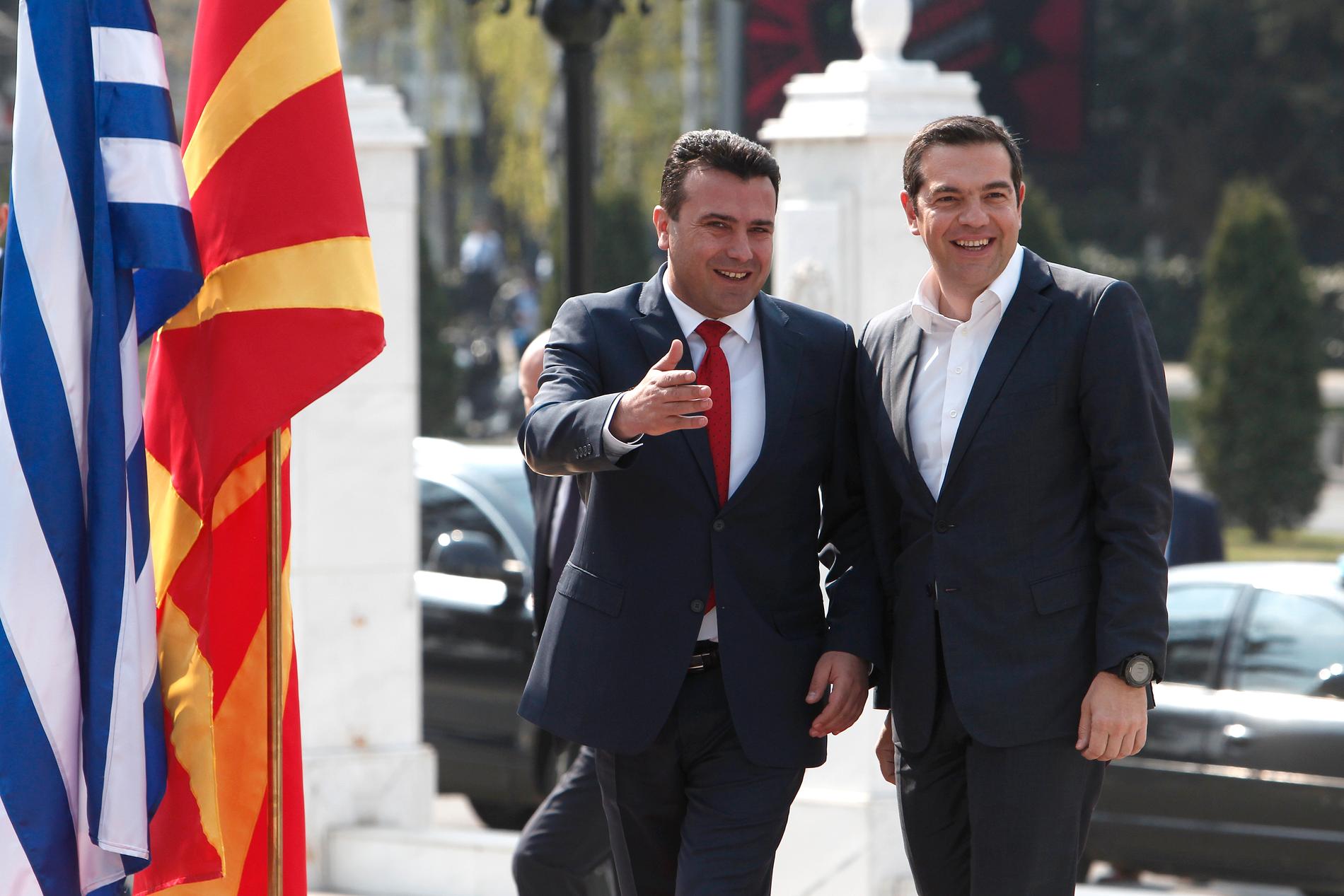 Nordmakedoniens premiärminister Zoran Zaev och hans grekiske kollega Alexis Tsipras vid ett toppmöte i början av april. Arkivbild.