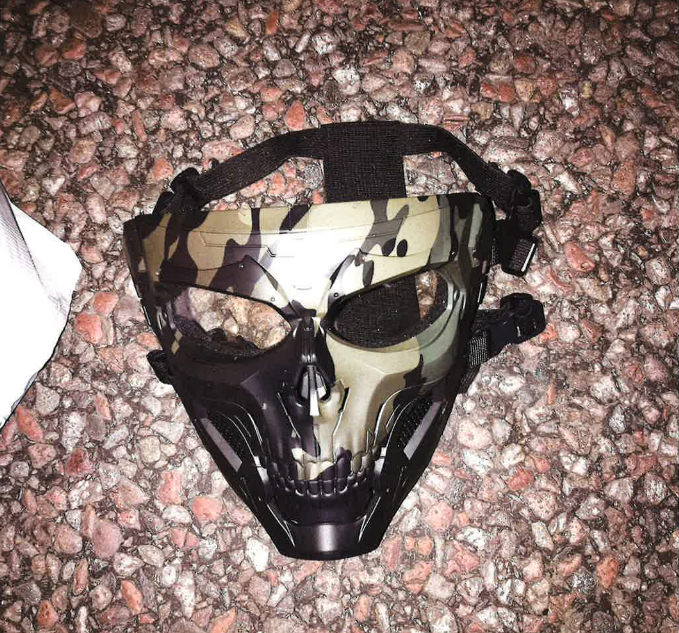 Mask som hittades i en påse i bilen. 
