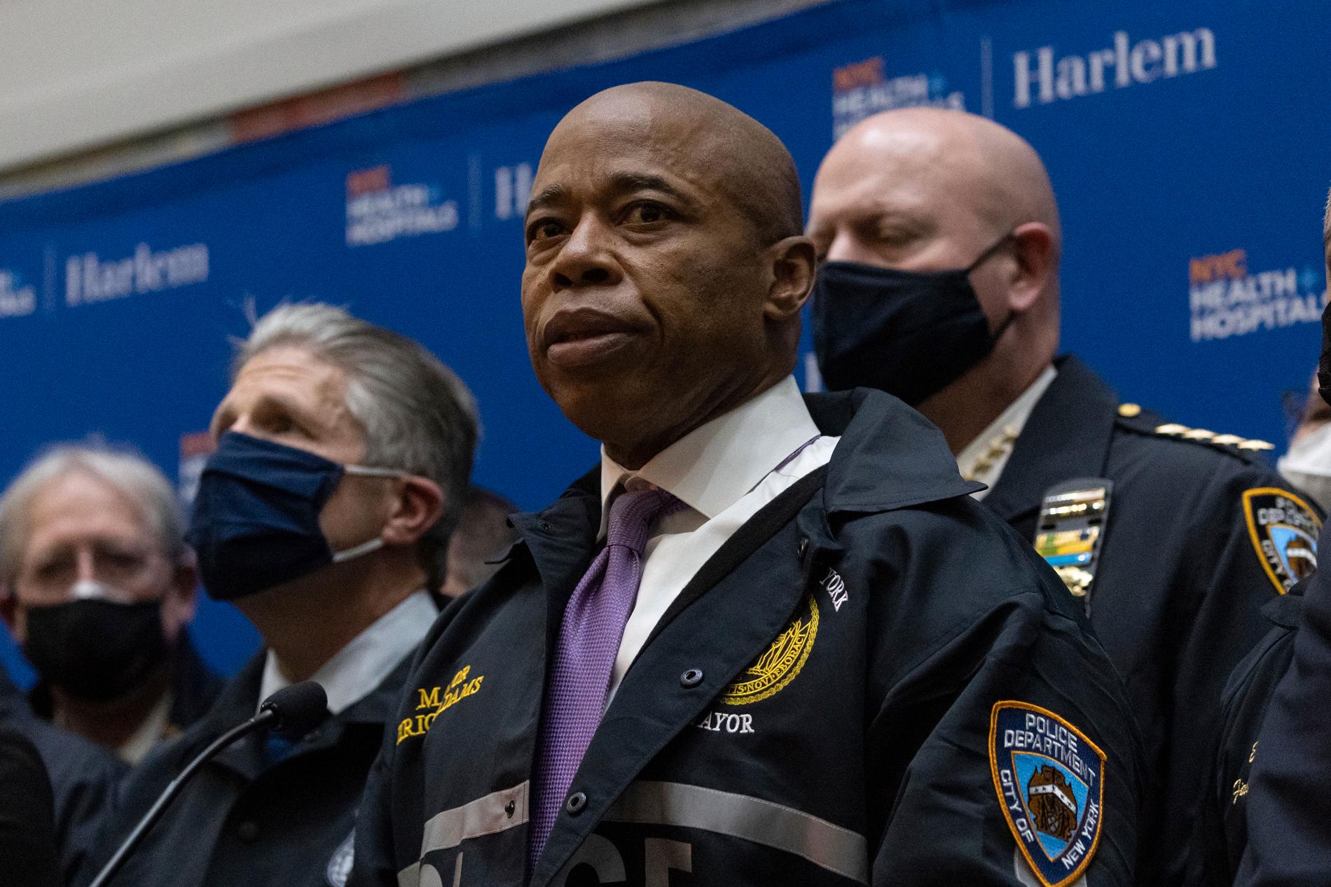 New Yorks borgmästare Eric Adams vid en pressträff efter det att en ung polis skjutits till döds på fredagskvällen.