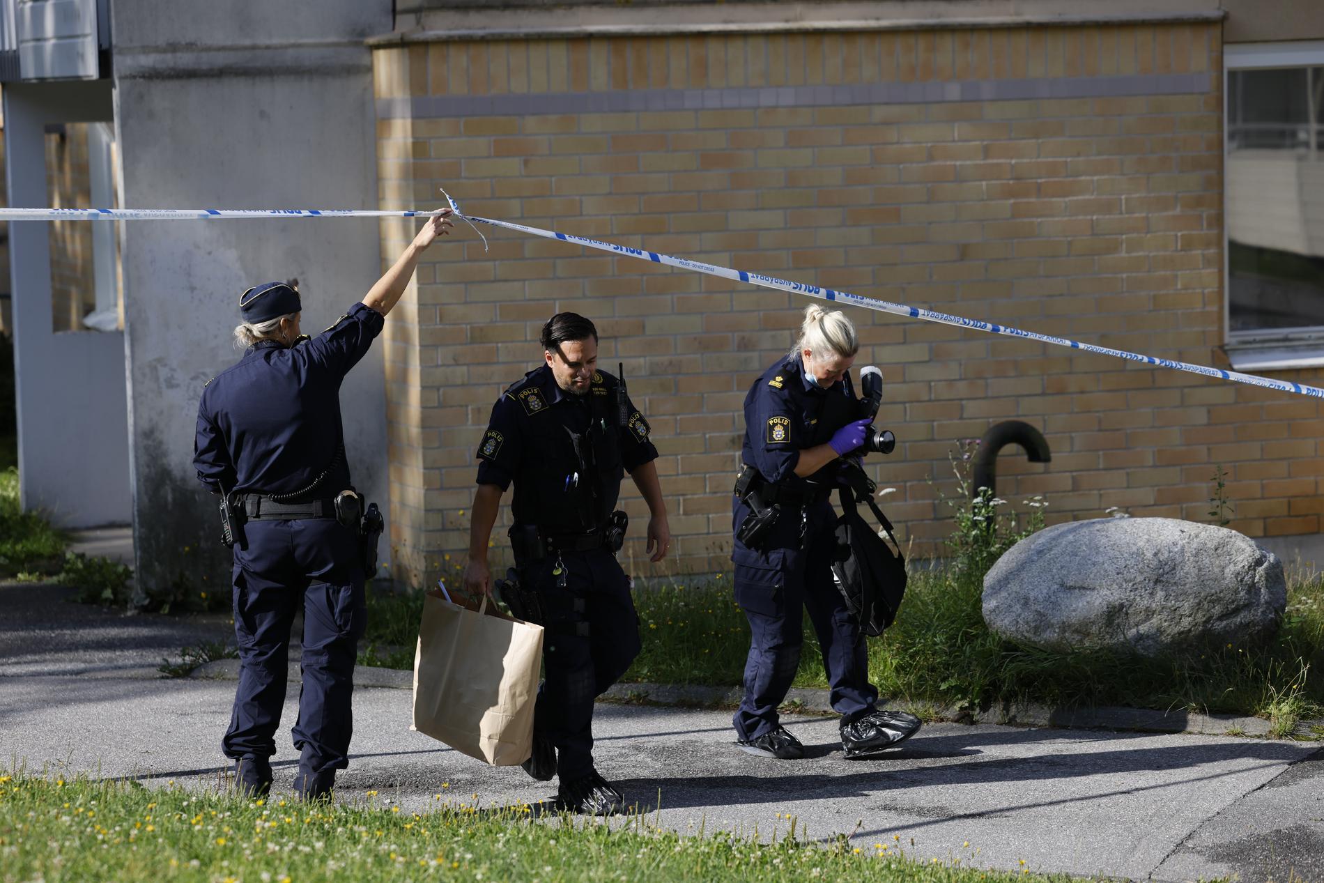 Polis på plats efter ett sprängdåd i Södertälje.