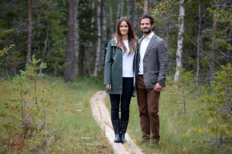 Prins Carl Philip och Sofia på besök i Värmland, här vid naturreservatet Byamossarna.