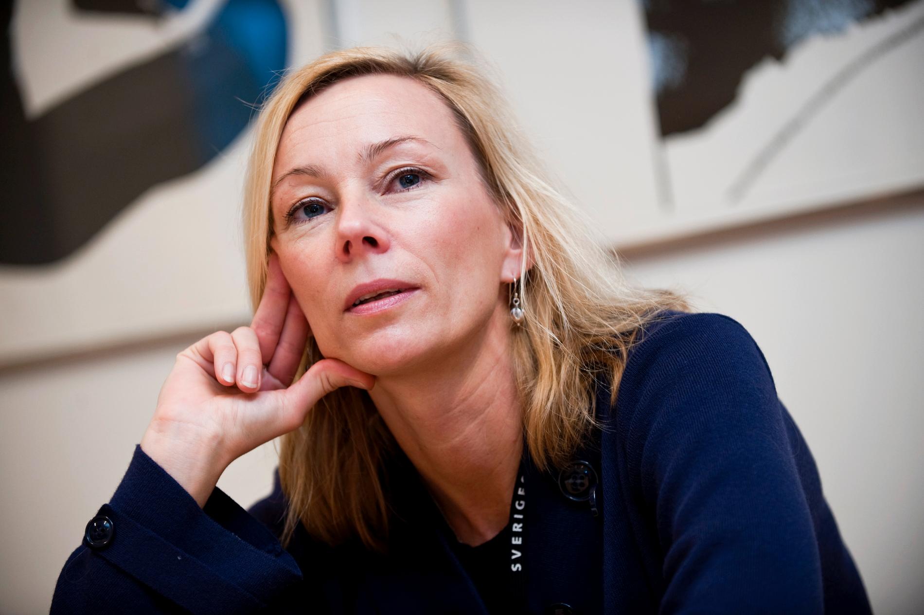 Karolina Ekholm, professor i nationalekonomi på Stockholms universitet, säger att myndigheter ofta varnar för risker med hög skuldsättning, men samtidigt skyddar de som tar stora lån.