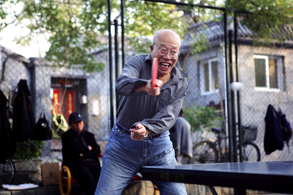 I en av Pekings många parker pågår en hård pingismatch. Den äldsta i gänget leder. Han smashar och skruvar som ett riktigt pingisproffs.
