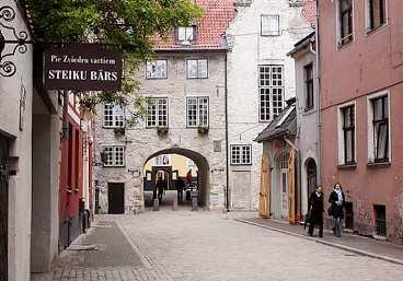 Det finns många charmiga gamla byggnader i gamla stan i Riga. Svenska porten (bilden) byggdes 1698, när Riga ingick i det svenska stormaktsväldet.