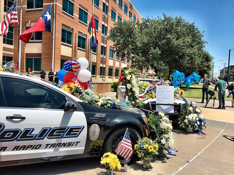 Människor har strömmat till polishuset i Dallas hela dagen. För att hedra offren och visa sin respekt för poliskåren.