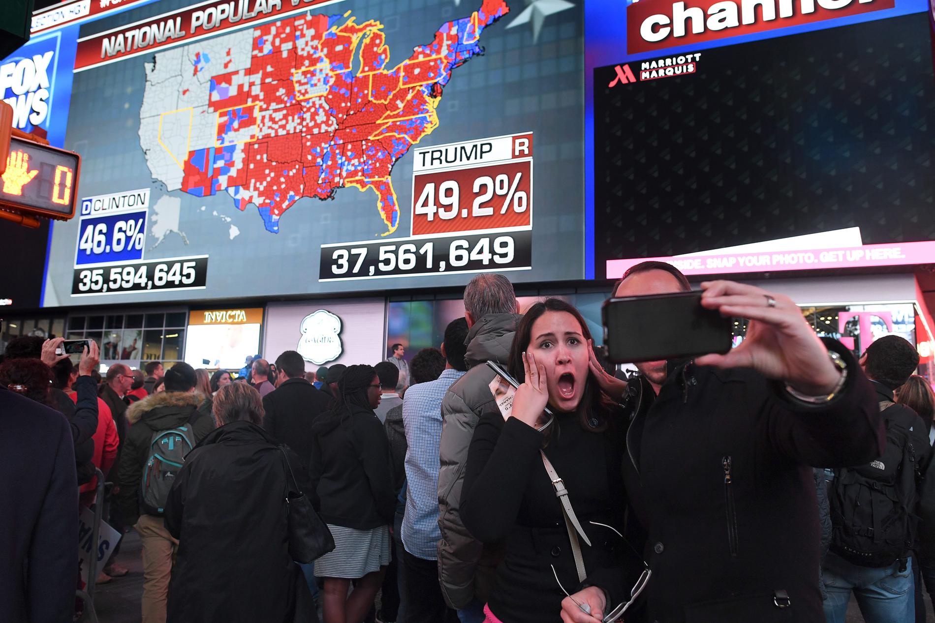 Chockade människor på Times Square på valnatten 2016.