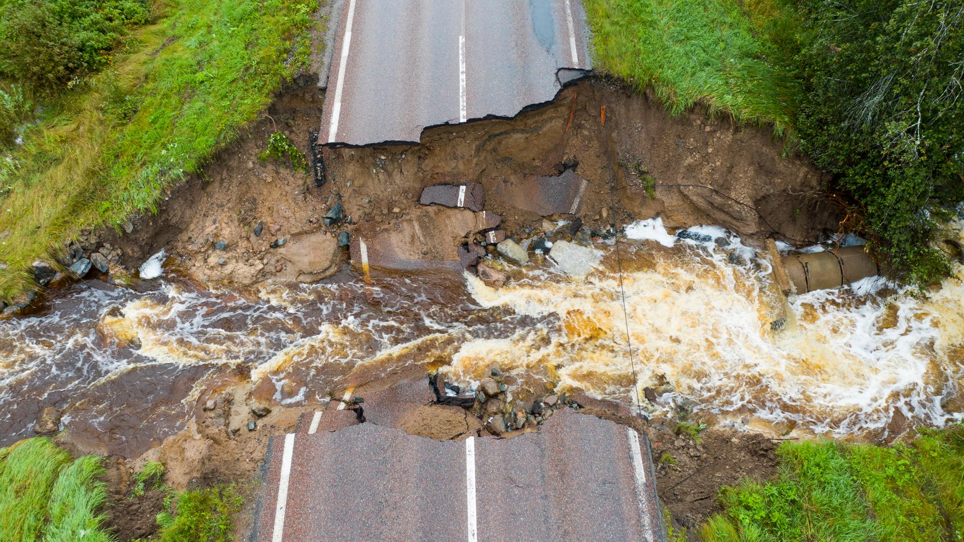 En del av en bilväg har rasat mellan Borlänge och Smedjebacken, i närheten av Romme Alpin. Flera vägar och viadukter står under vatten efter kraftiga skyfall.