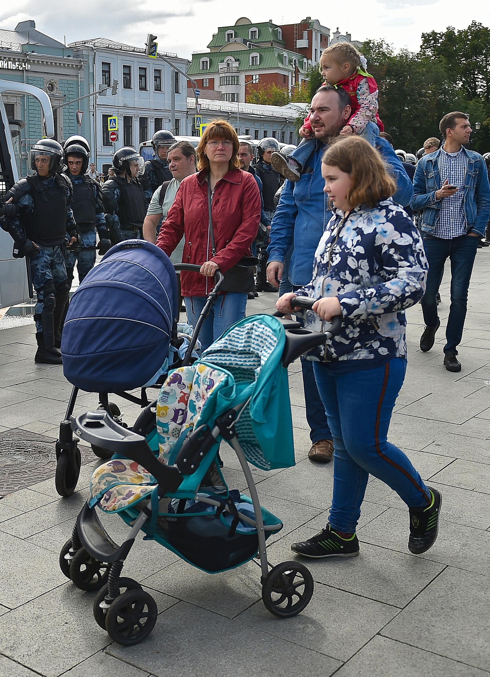 Jelena och Pjotr Chomskij med sina tre döttrar vid demonstrationen den 3 augusti i Moskva.