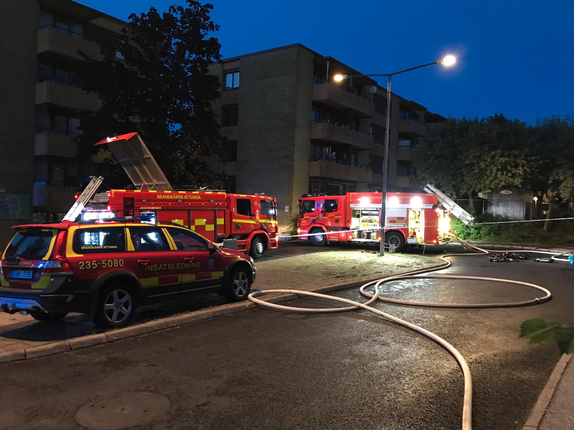 Tre personer fick föras till sjukhus efter en brand i en radhuslänga i Akalla i Stockholm.