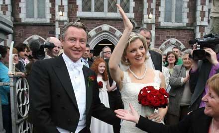 14 oktober. River Dance-stjärnan Michael Flatley lämnar kyrkan i Cork efter bröllopet med 17 år yngre Niamh O'Brien. Nu är den nygifte 49-åringen svårt sjuk.