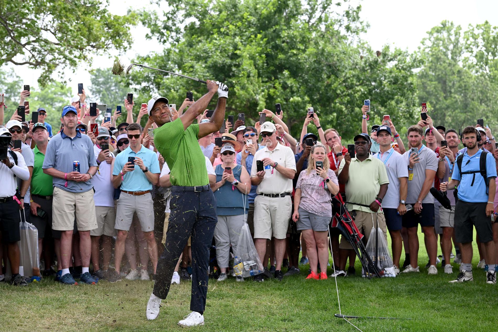 Bilden på Tiger Woods – med Mark i bakgrunden – blev viral.