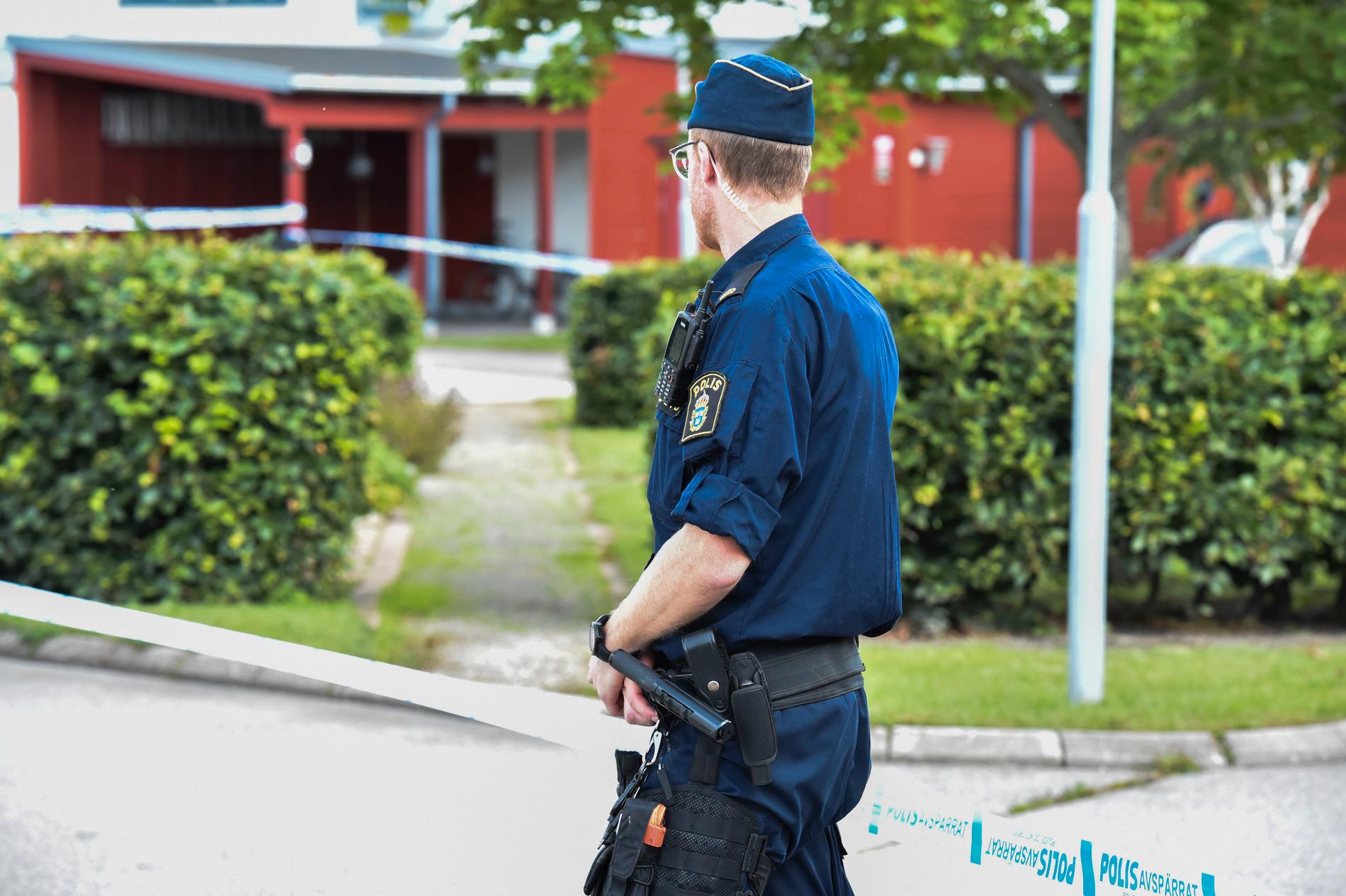 En person skadades vid en skottlossning i centrala Nyköping.