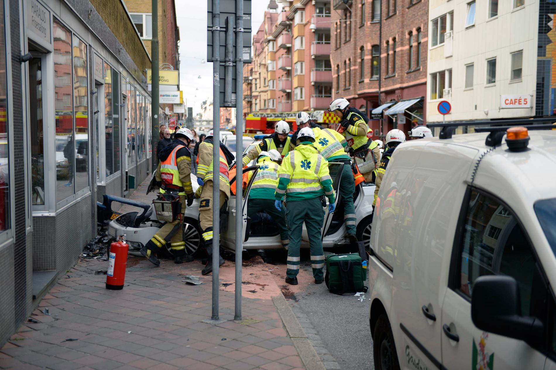 En bil kolliderade med en husvägg i Malmö