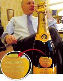 skumpa – mitt i krisen Swedbank budade ett tiotal champagneflaskor med specialemblem till Handelshögskolan i Riga. Skolans rektor Anders Paalzow var en av mottagarna.Champagnen budades ut samma vecka som den amerikanska storbanken Lehman Brothers gick i konkurs och den globala finanskrisen exploderade.