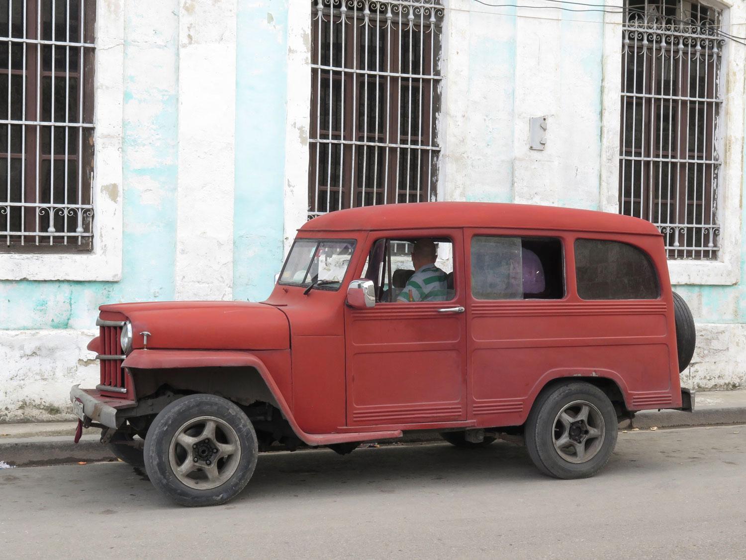 Willys Jeep Wagon står högt i kurs på Kuba. För att de tar fler passagerare än de vanliga jänkebilarna. Närmare 500 000 kronor(!) är priset för en bil i bra bruksskick. Den här från 1956 har en tysk diesel och ratten kommer från en Seat.