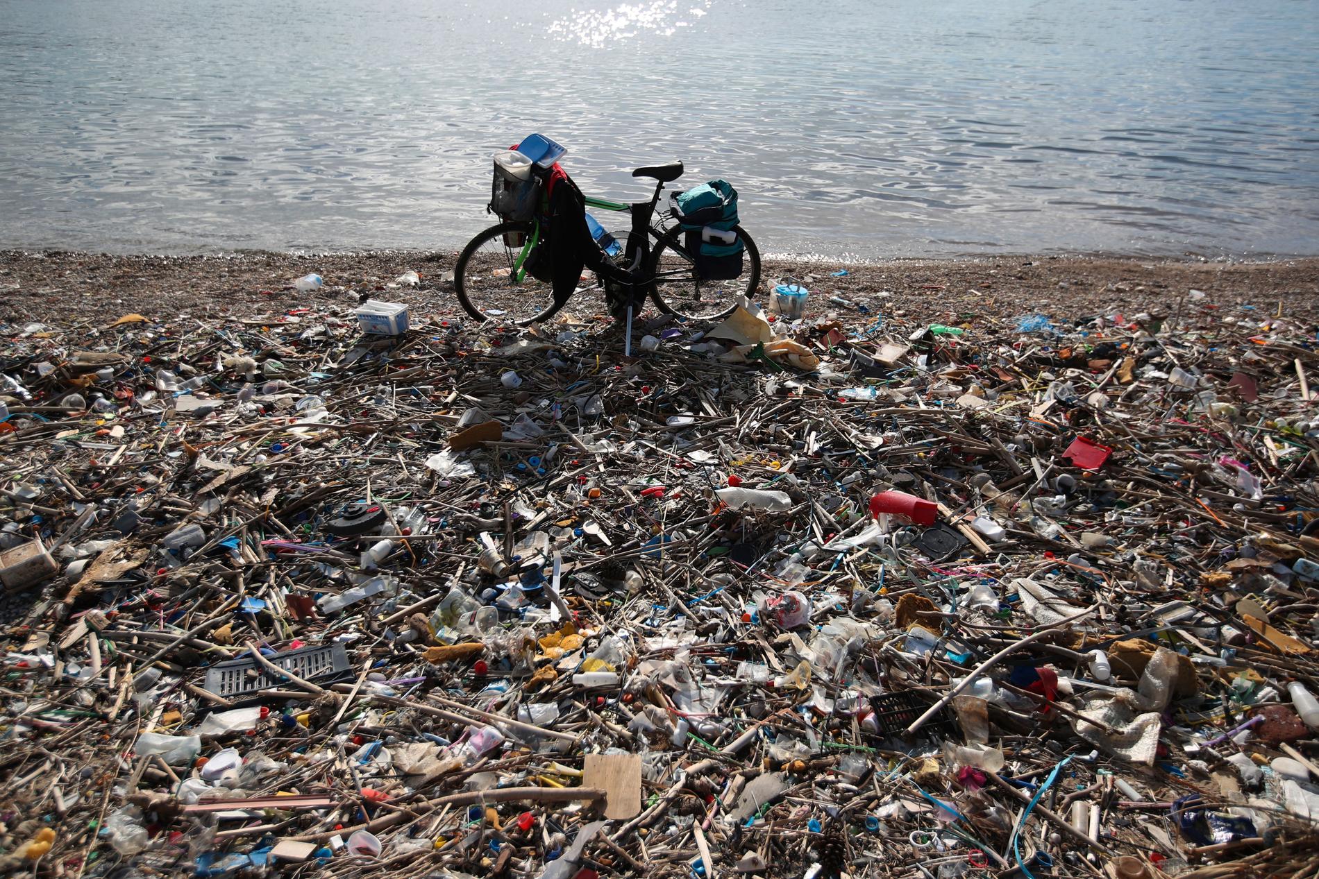 Ett av målen med plastförbudet är att förhindra att plasten hamnar i havet. Här syns sopor på en strand i Aten. Arkivbild.