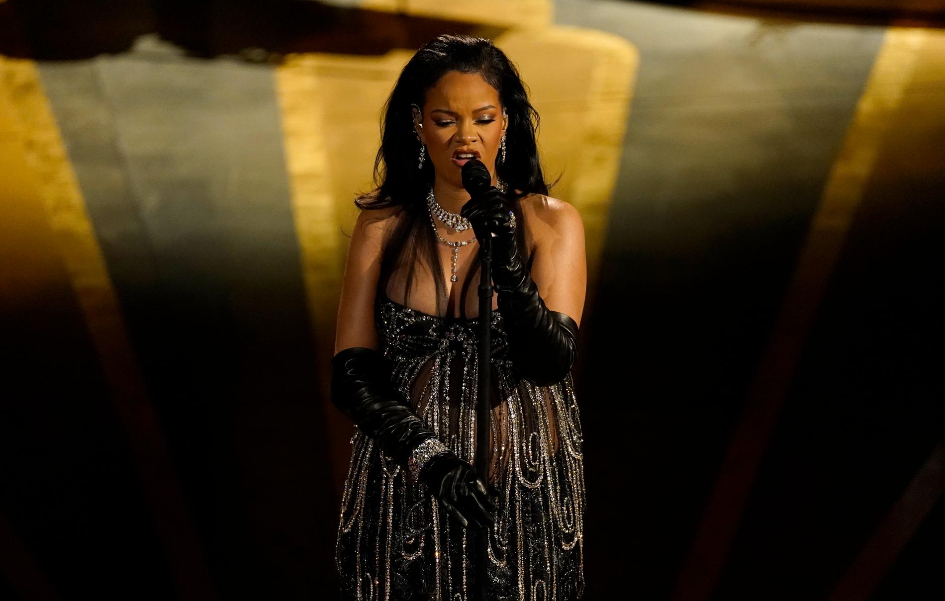 Rihanna sjöng "Lift me up" ur "Black Panther: Wakanda forever".