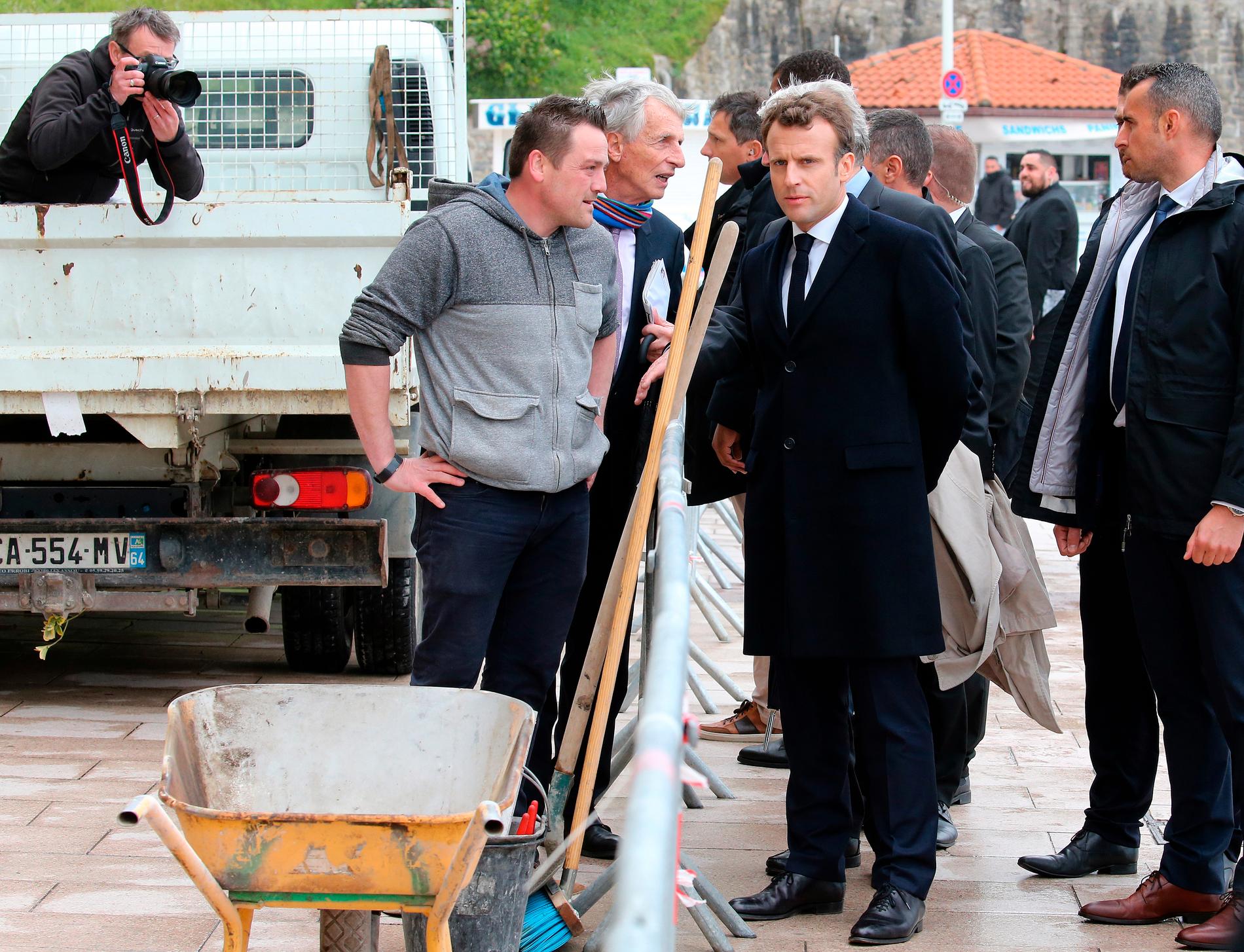 President Emmanuel Macron träffar vägarbetare vid ett besök i Biarritz i sydvästra Frankrike. Arkivfoto.