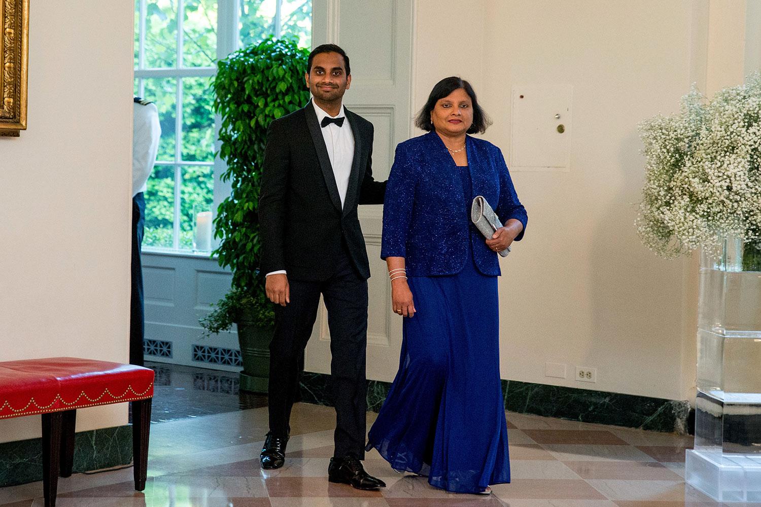 Hyllade komikern Aziz Ansari anlände tillsammans med sin mamma Fatima Ansari.