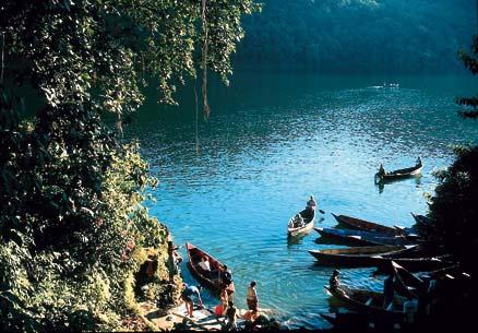 Phewasjön nära Pokhara bjöd på en skön simtur.