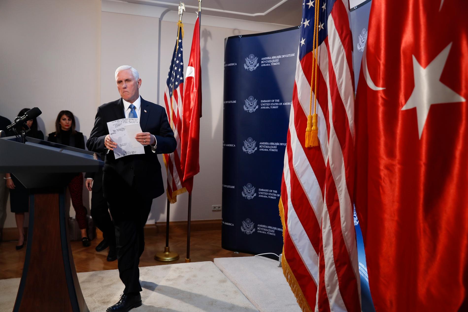 USA:s vicepresident Mike Pence anländer till presskonferensen efter mötet med Turkiets president Erdogan.