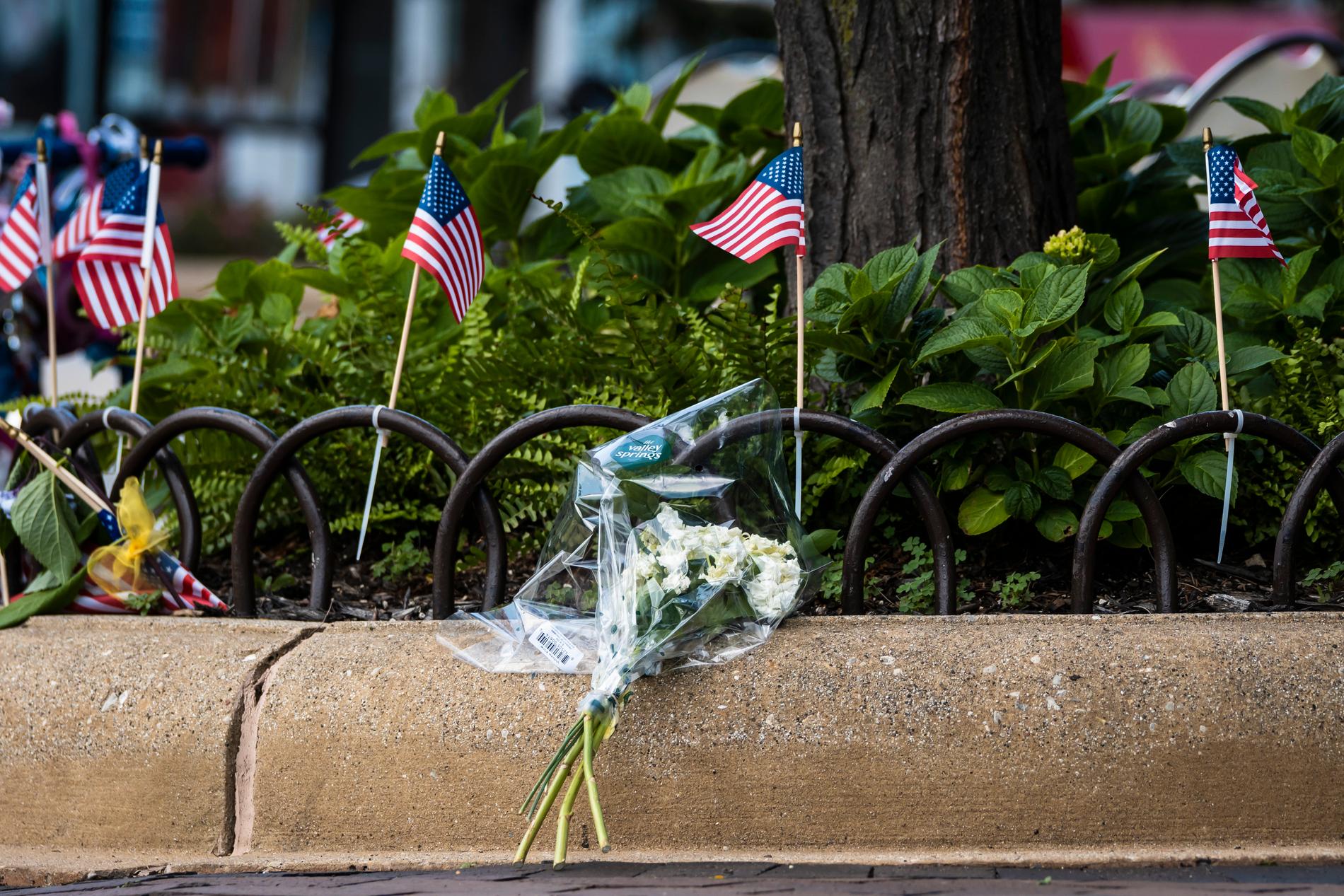 En blomsterbukett hedrar offren för masskjutningen i Chicago.