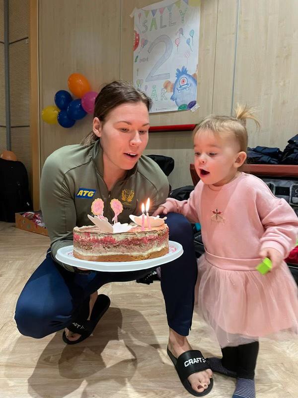 Sara Johanssons dotter Sally firar 2-årsdagen