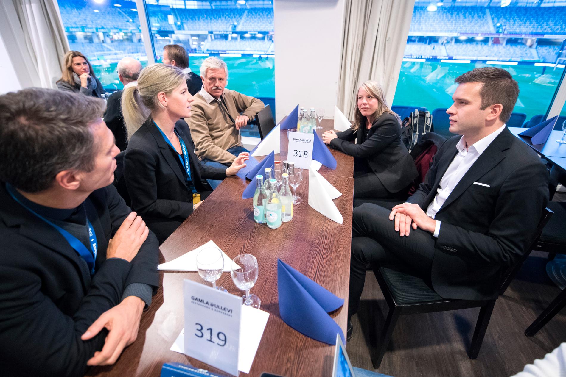 Mats Gren och Frank Andersson och två till från IFK Göteborg från ett möte med idrottsministern i fjol.