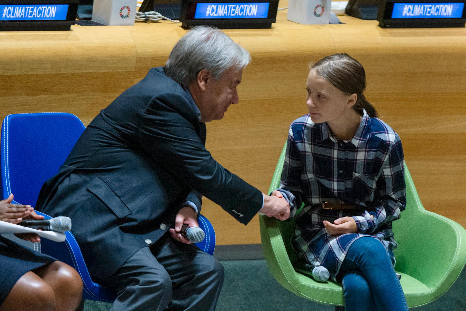 Klimataktivisten Greta Thunberg skakar hand med FN:s generalsekreterare António Guterres vid helgens ungdomstoppmöte i FN.