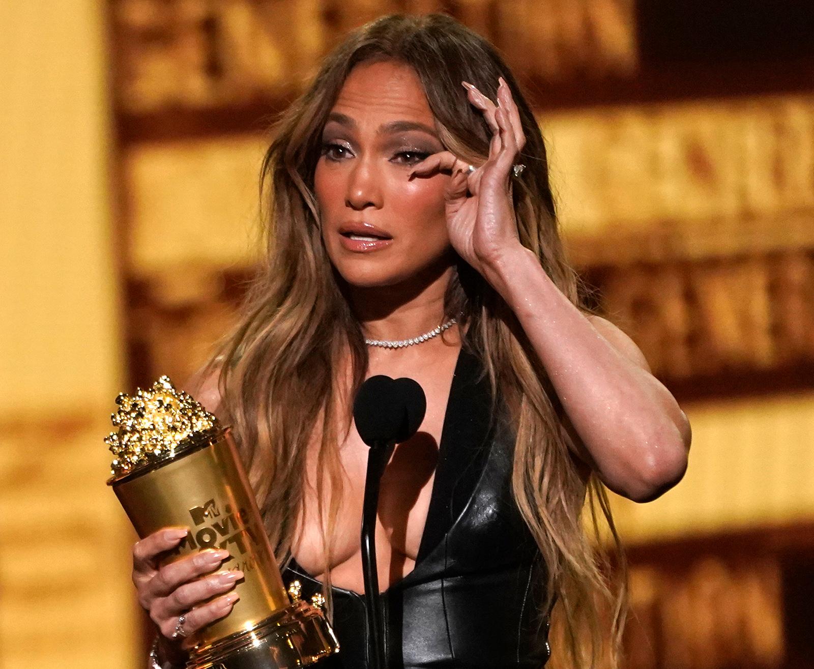 Jennifer Lopez kan inte hålla tårarna borta när hon tar emot priset på MTV-galan.