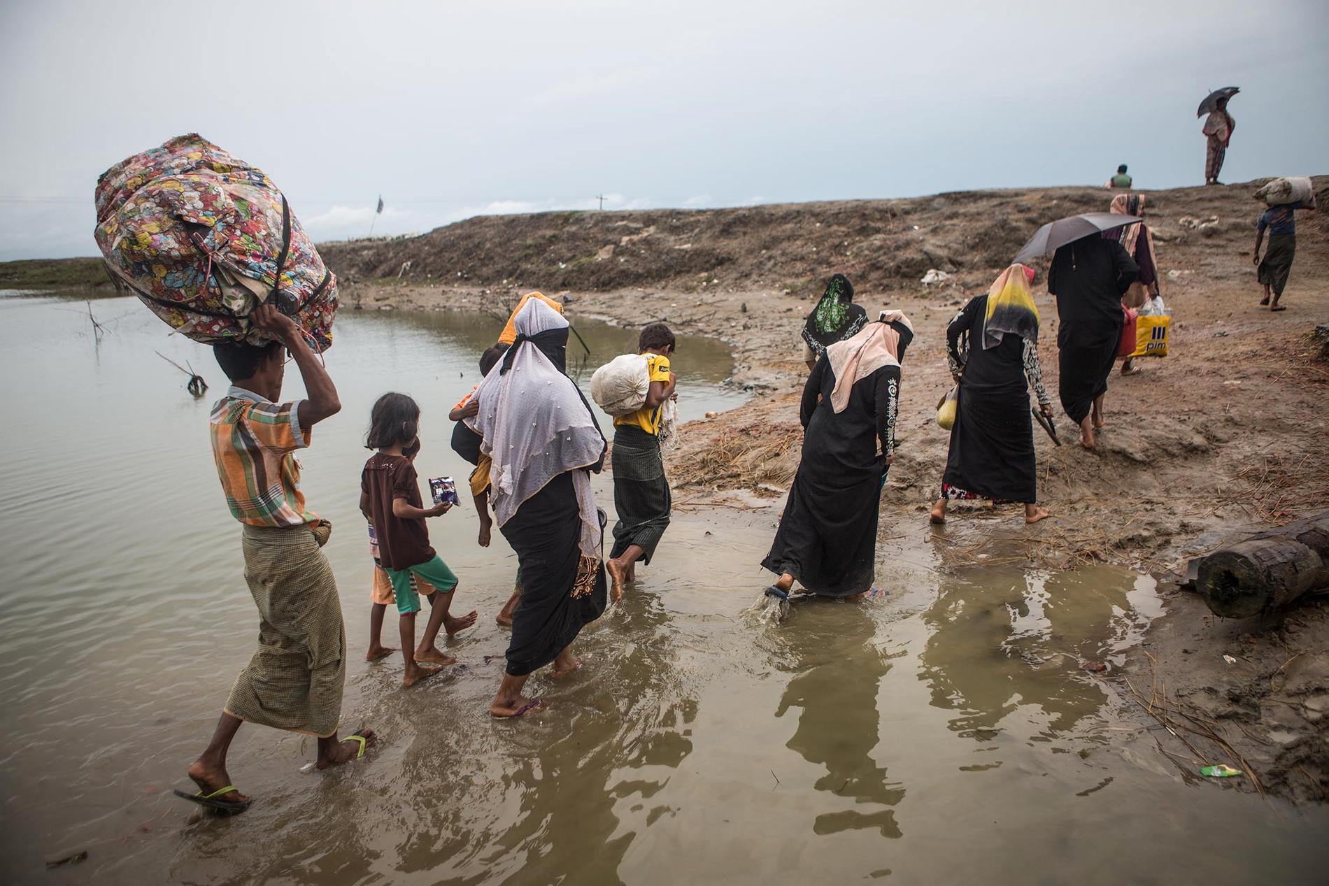 Flyktingarna har precis kommit till Bangladesh sedan de flytt Burma med båt.